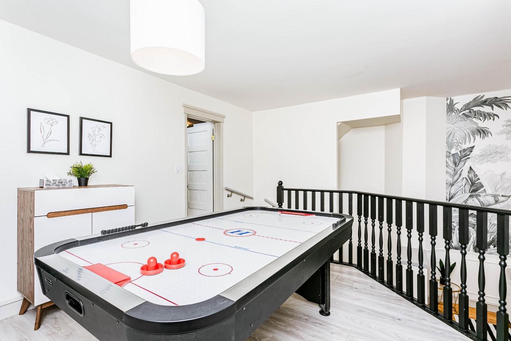 Chic Central 4Bdrm Home-King Bed-Airhockey-Mins Dt Edmonton Exterior photo